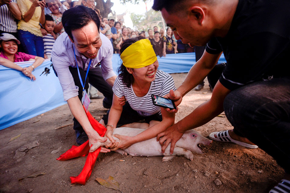 Thi nấu cơm, bắt lợn vui nhộn giữa thủ đô